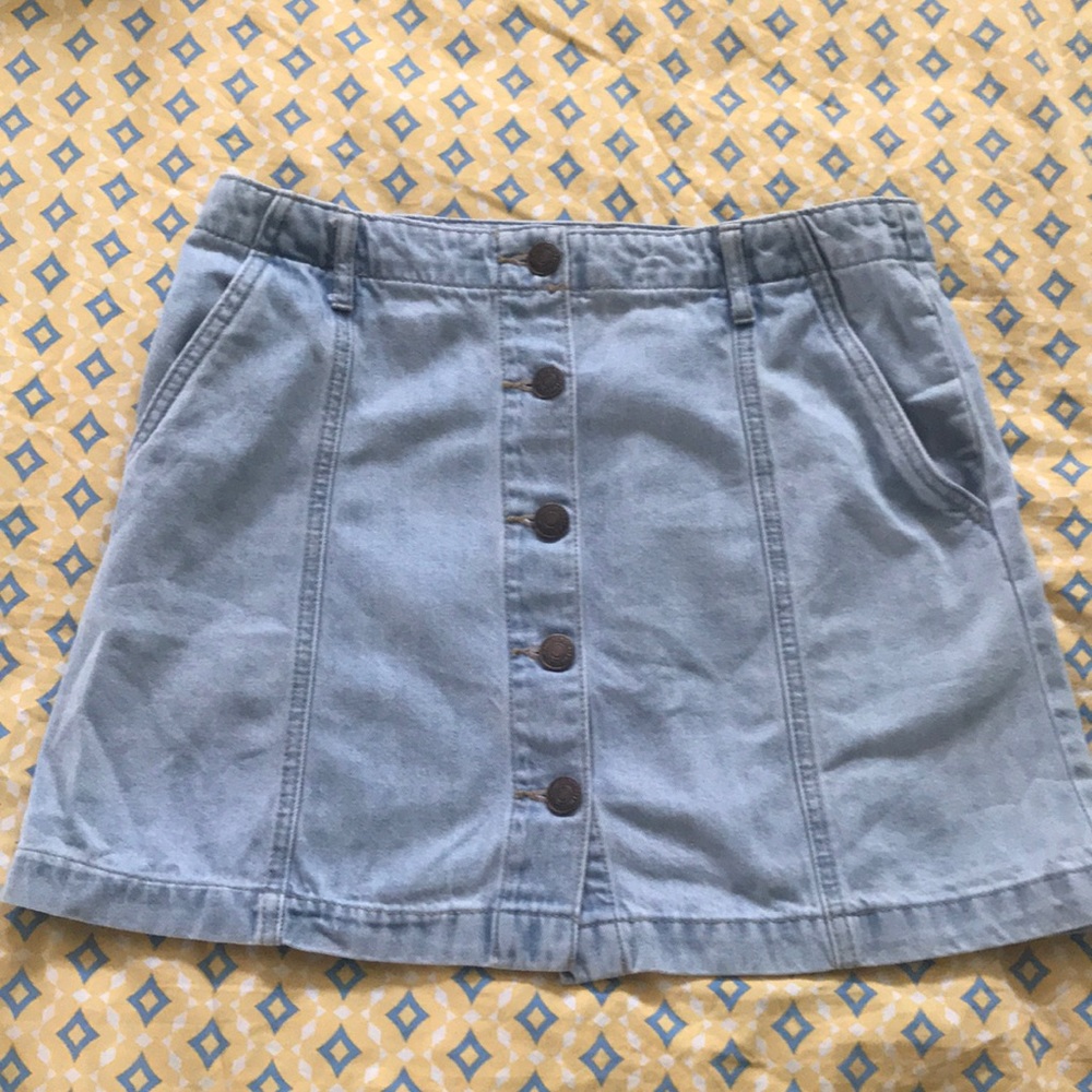Super cute button up denim skirt with pockets
